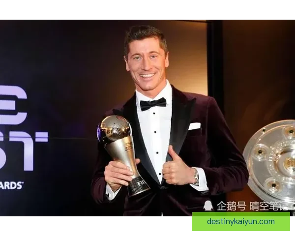 莱万多夫斯基青训出道故事引发关注，展现其职业生涯初期的成长历程