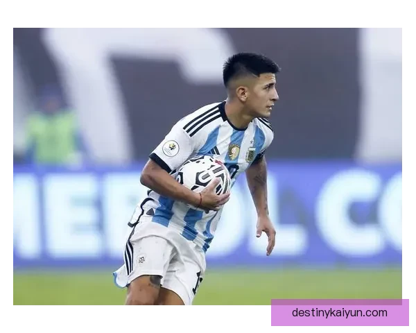 阿根廷队控球能力持续提升，中场组织与传导效率表现稳健